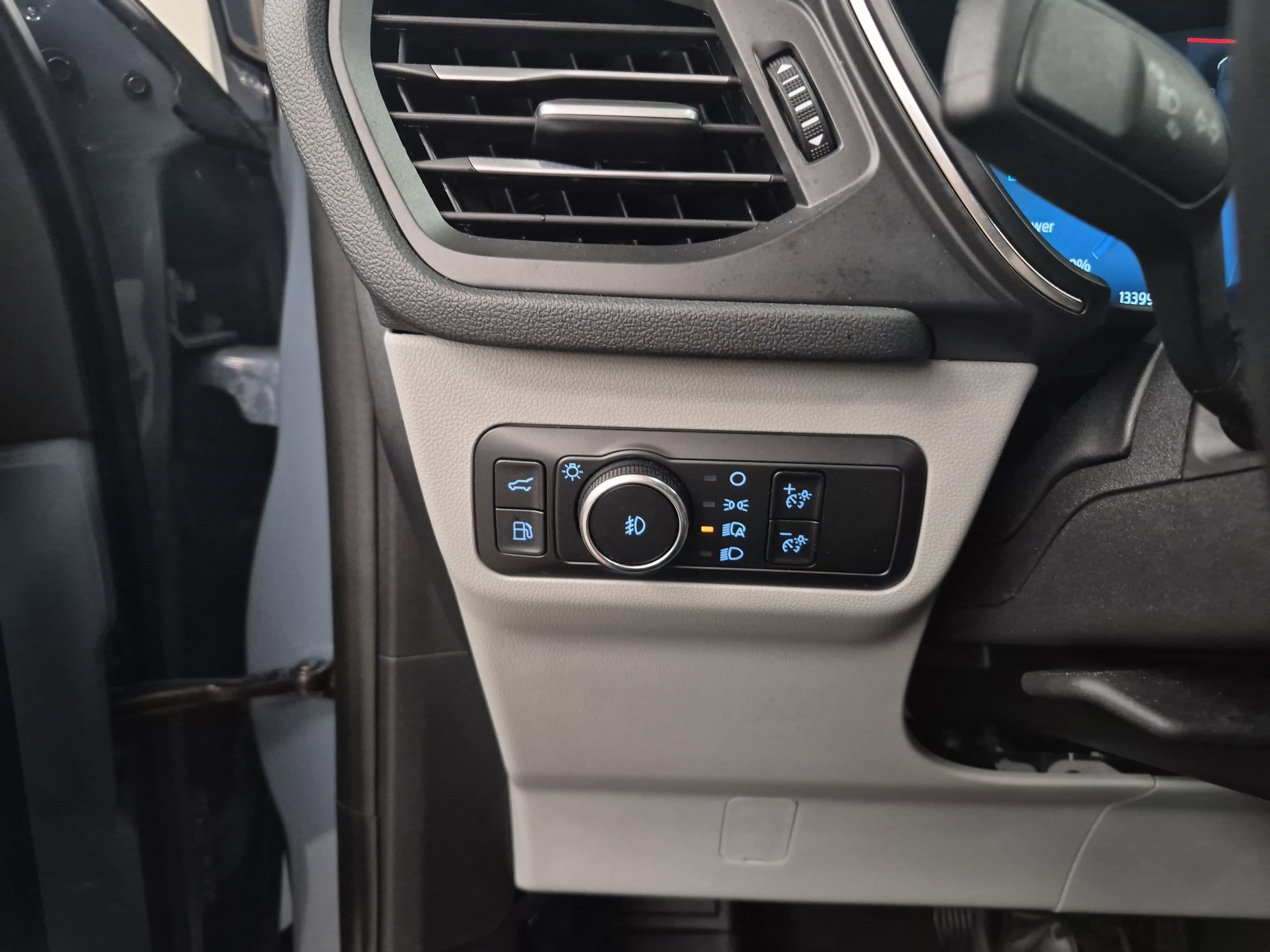 Certified 2025 Ford Escape SE w/ PHEV Premium Package image 21