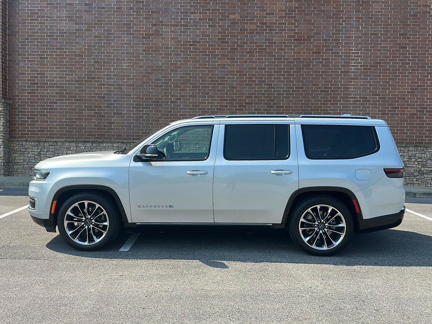 Used 2023 Jeep Wagoneer Series III w/ Premium Group I AWD/4WD image 2
