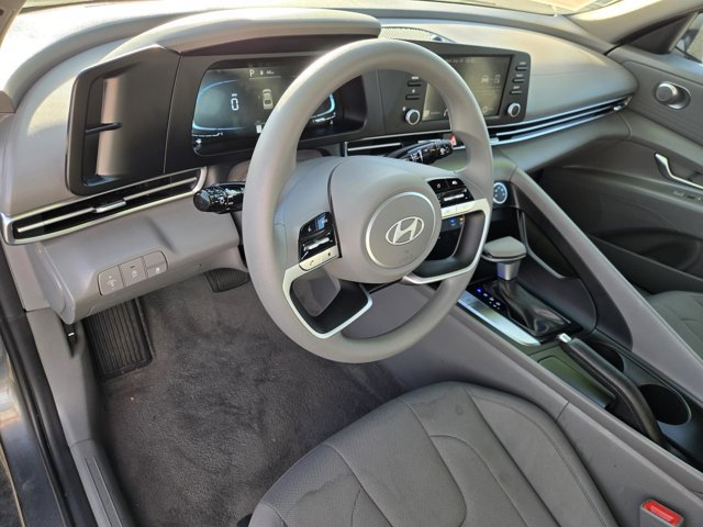 Used 2025 Hyundai Elantra SE FWD image 18