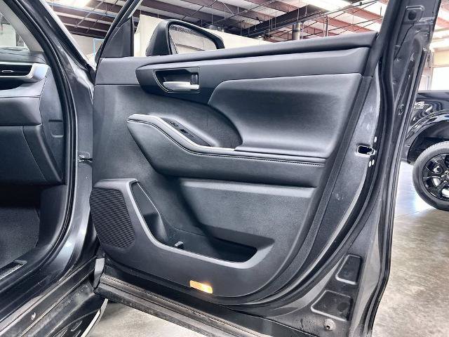 Used 2024 Toyota Highlander XLE FWD image 31