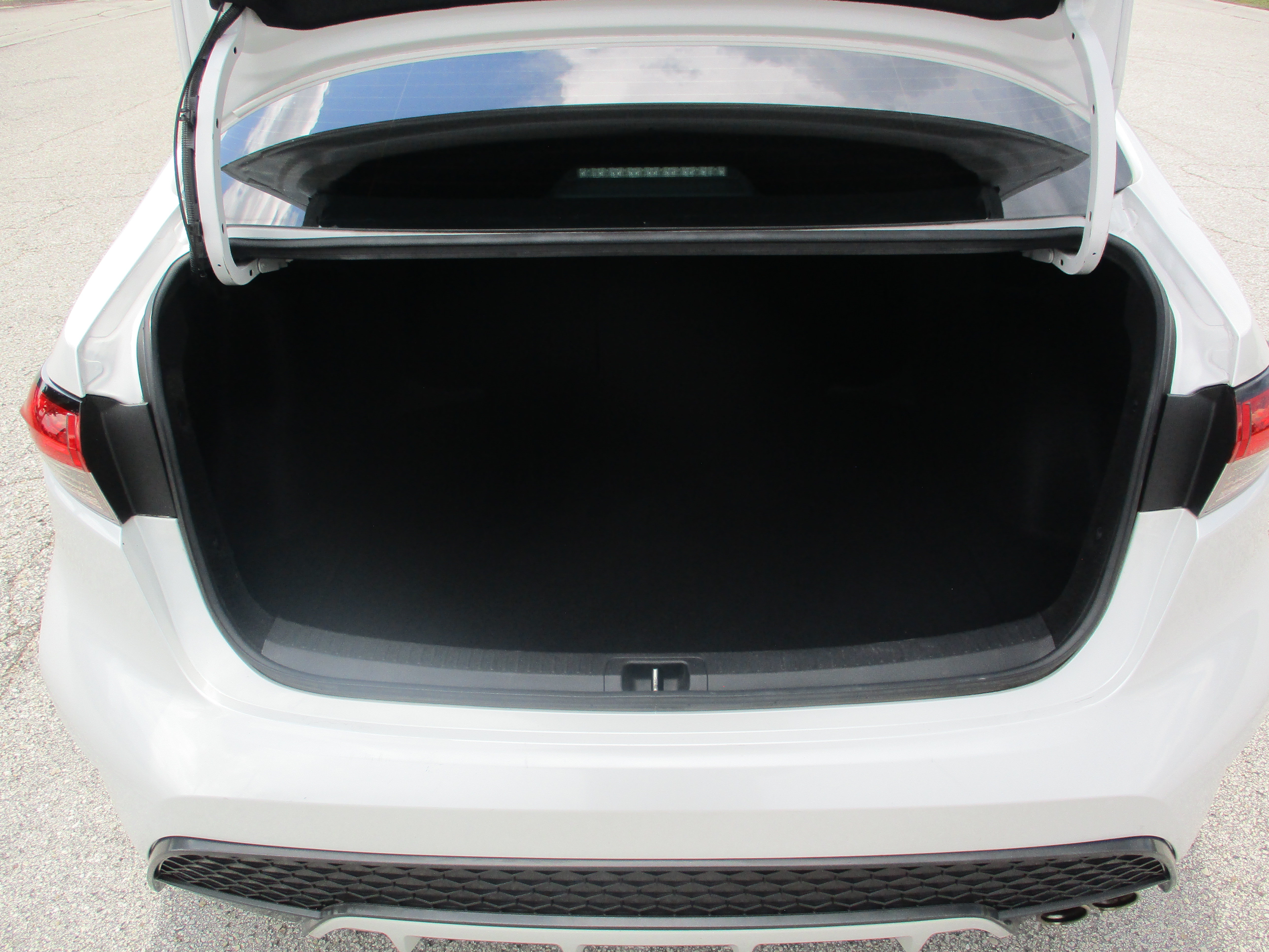 Used 2022 Toyota Corolla SE w/ SE Premium Package FWD image 12