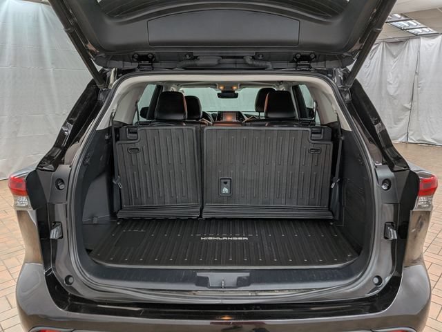 Used 2021 Toyota Highlander XLE AWD/4WD image 22