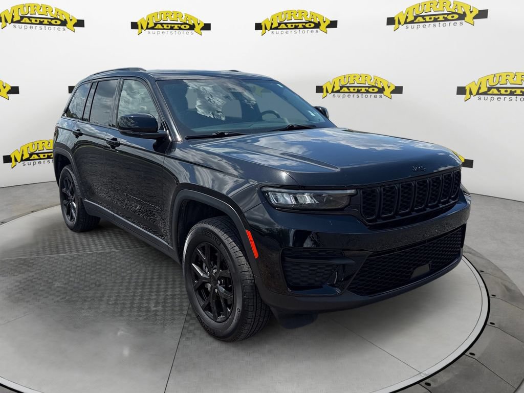 Used 2025 Jeep Grand Cherokee Altitude AWD/4WD image 10