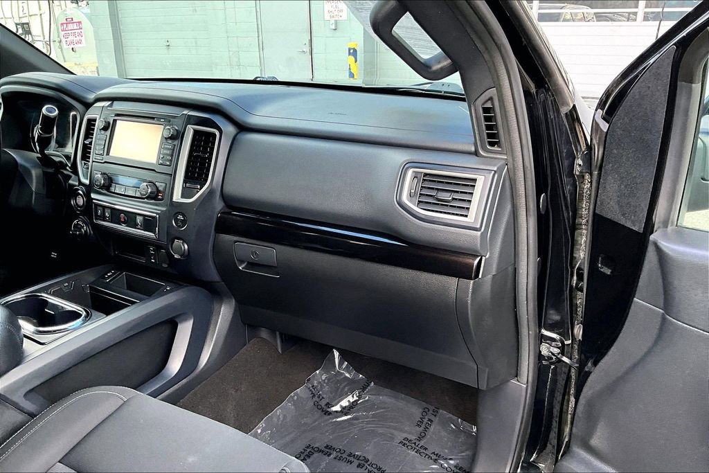 Used 2018 Nissan Titan SV w/ SV Convenience Package image 15