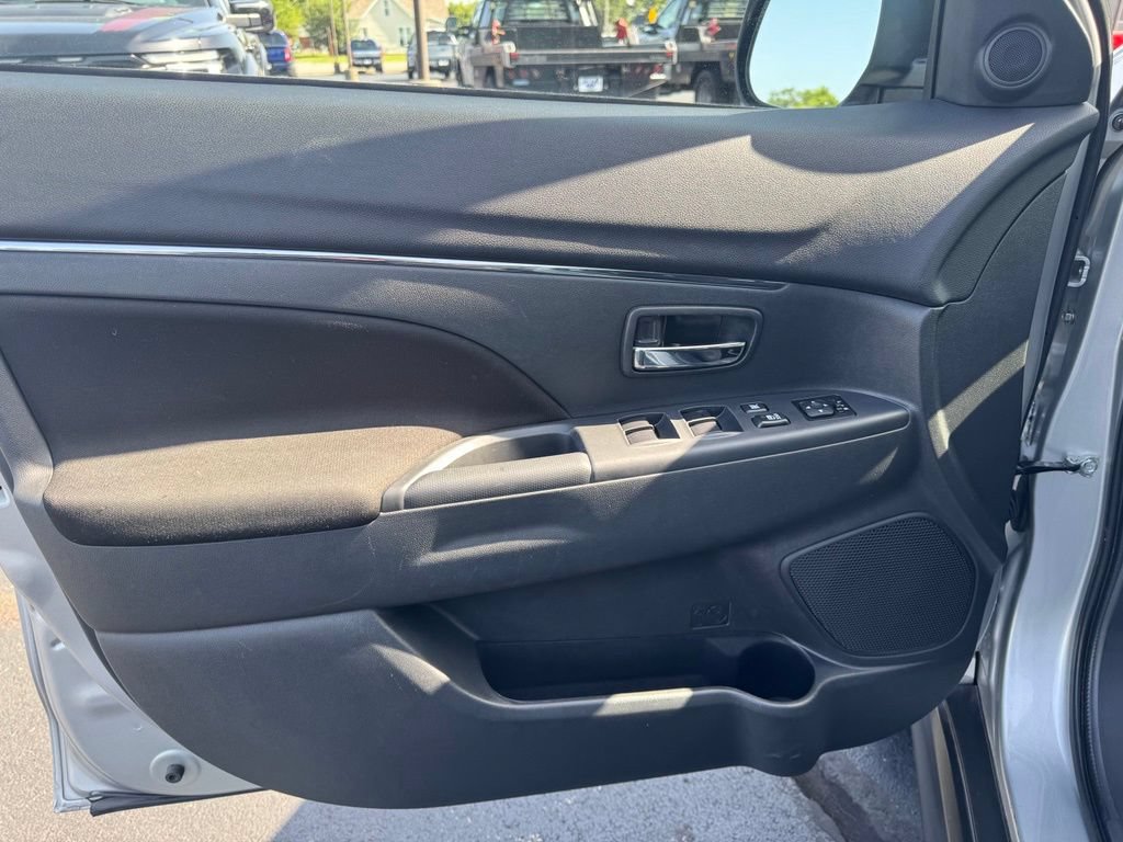 Used 2025 Mitsubishi Outlander Sport SE AWD/4WD image 2