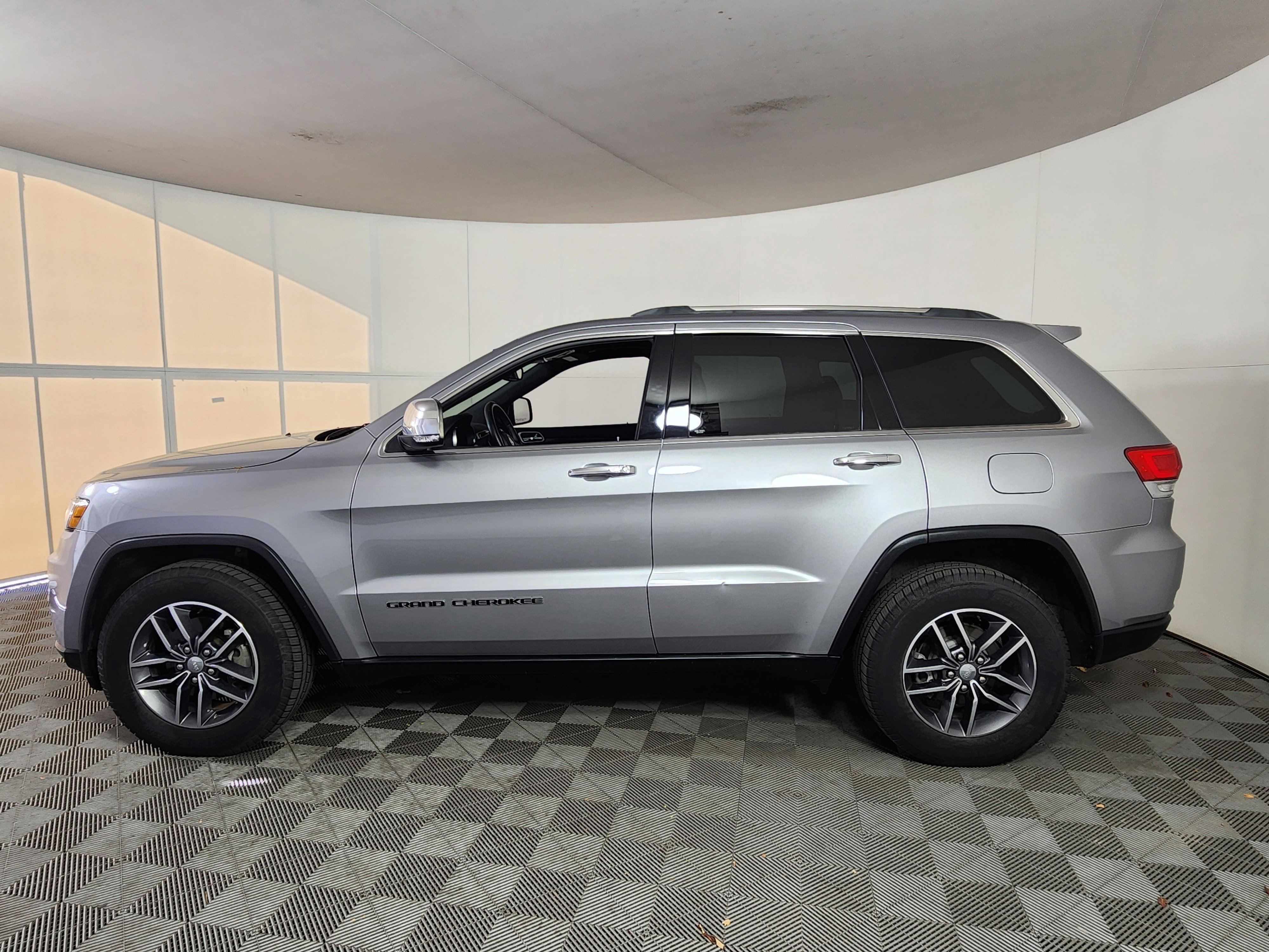 Used 2018 Jeep Grand Cherokee Limited image 2