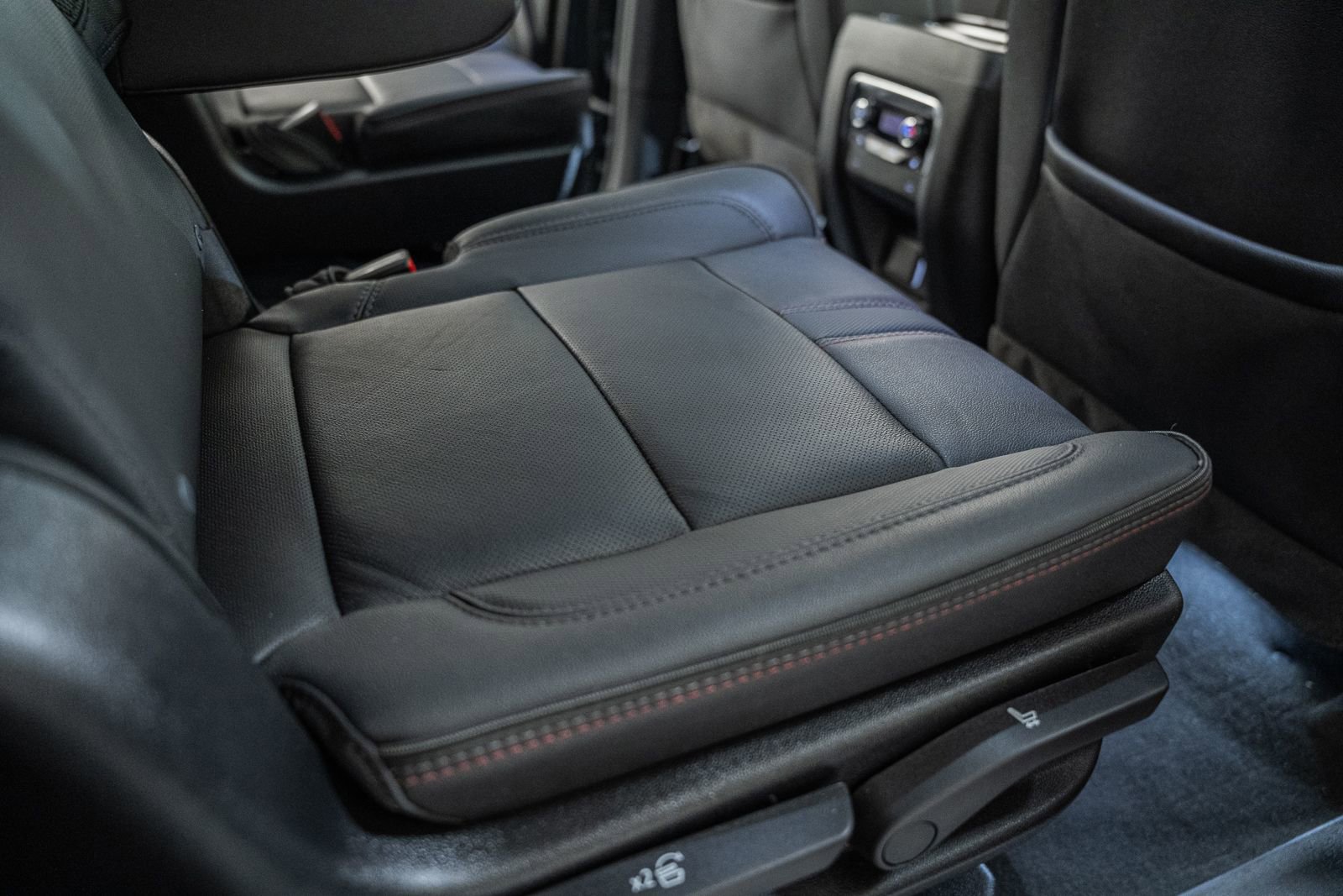 Used 2025 Chevrolet Suburban RST w/ Advanced Technology Package image 39