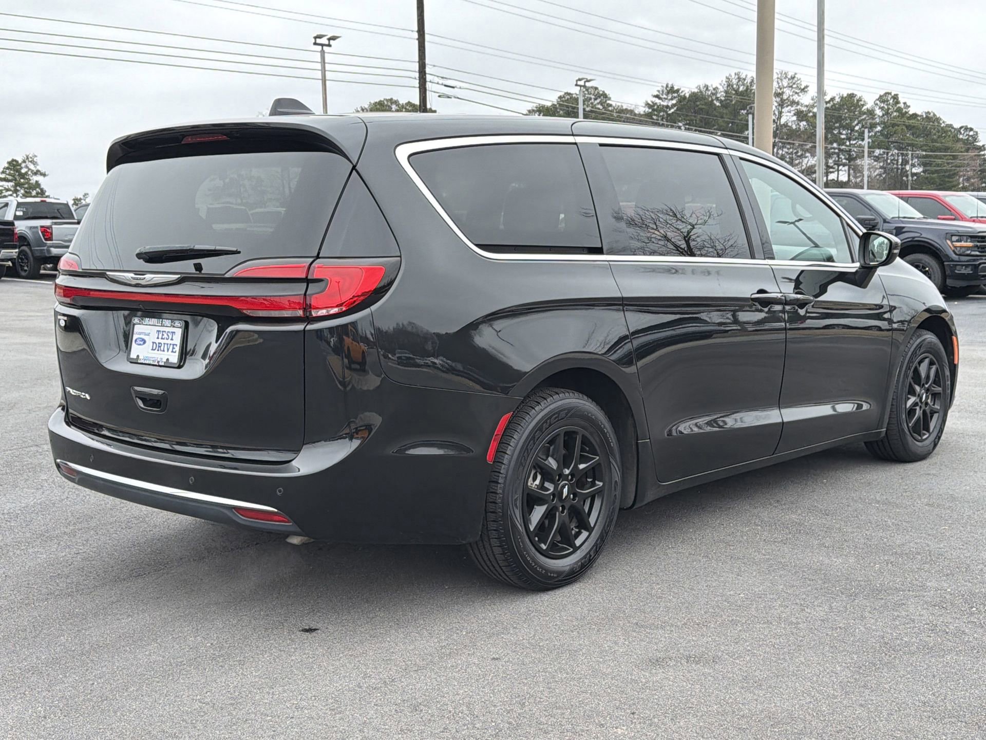 Used 2023 Chrysler Pacifica Touring image 4