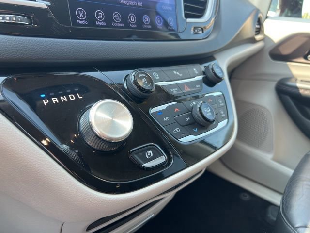 Used 2017 Chrysler Pacifica Touring-L w/ Tire & Wheel Group FWD image 17