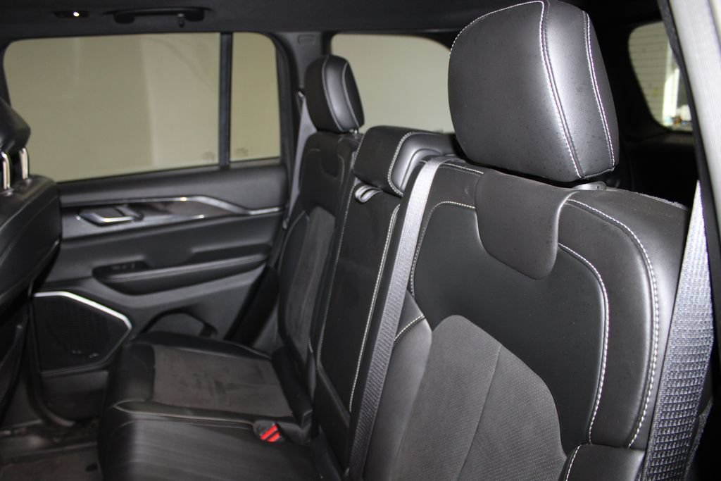 Used 2022 Jeep Grand Cherokee Altitude RWD image 19