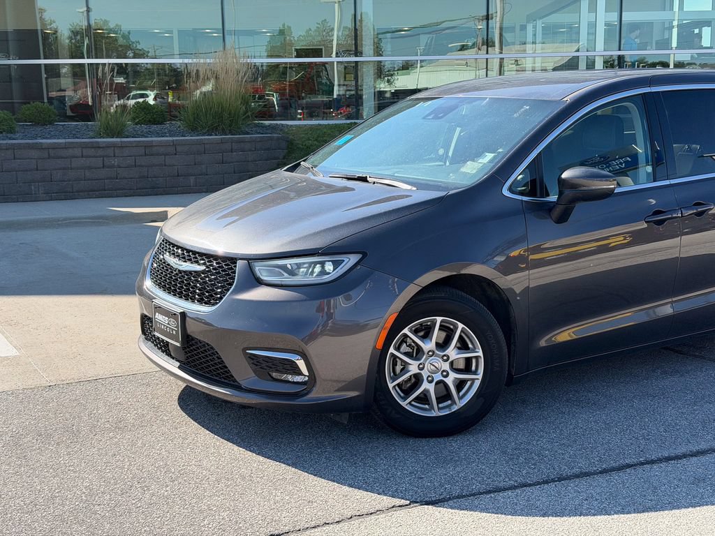 Used 2023 Chrysler Pacifica Touring-L FWD image 2