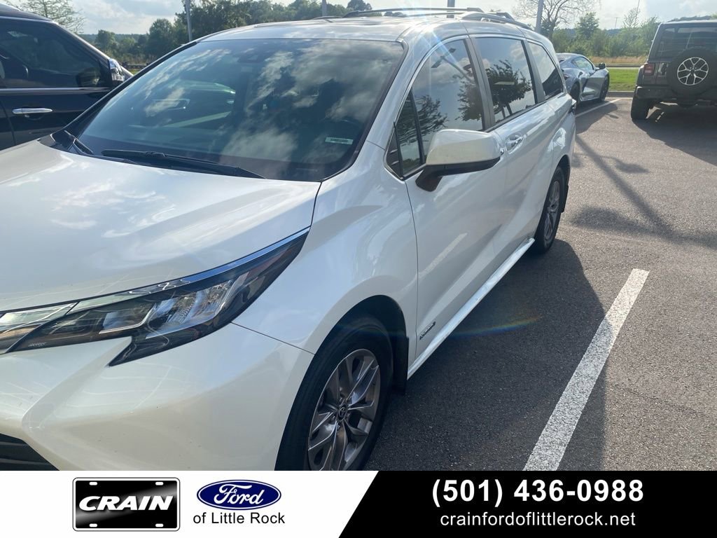 Used 2021 Toyota Sienna XLE FWD image 1