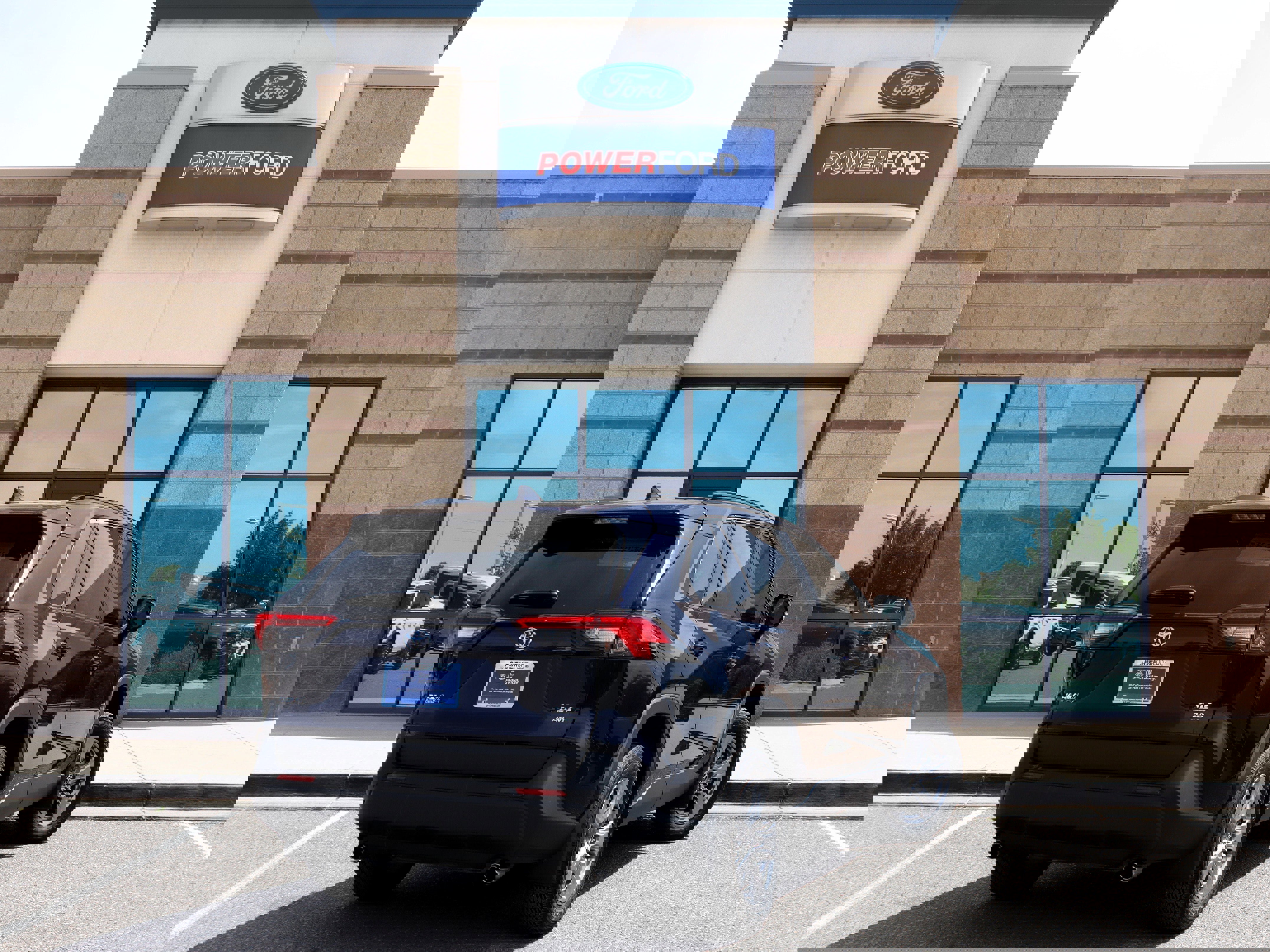 Used 2024 Toyota RAV4 XLE w/ Convenience Package image 5