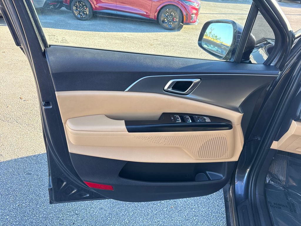 Used 2022 Kia Carnival LX image 14