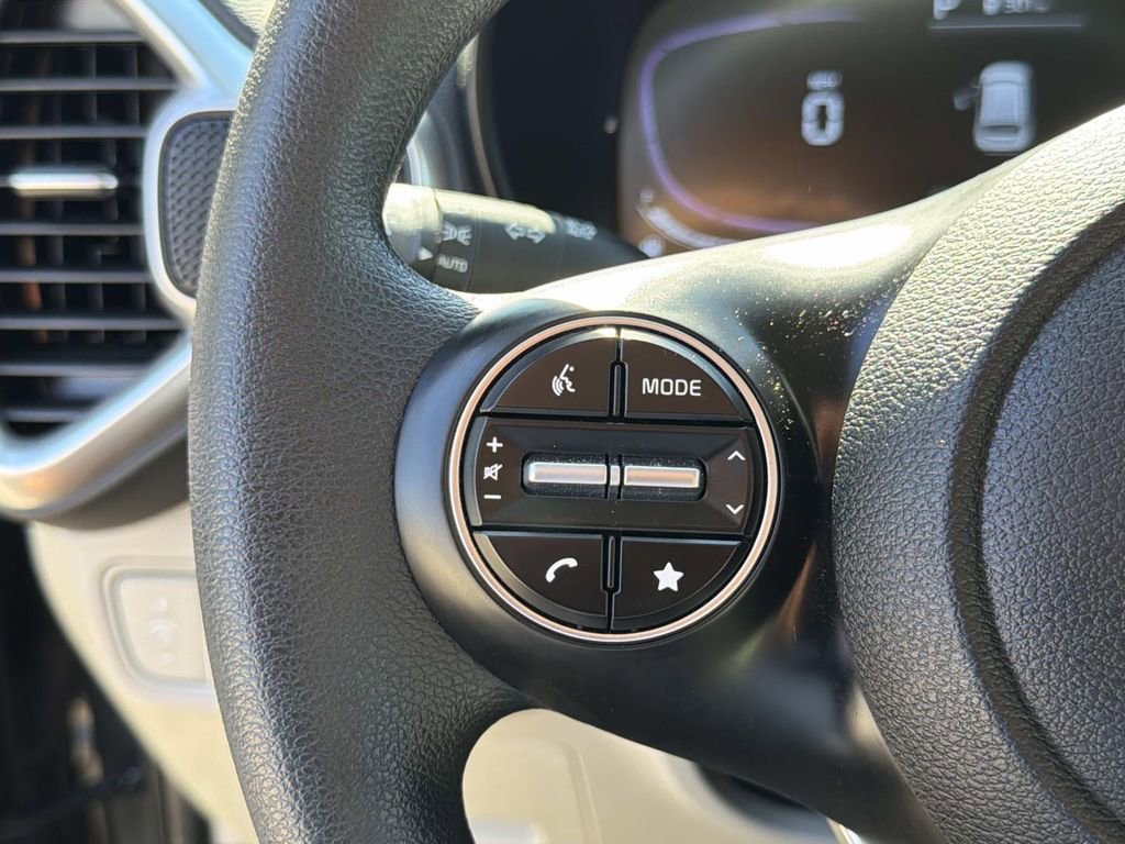 Used 2025 Kia Soul LX FWD image 19