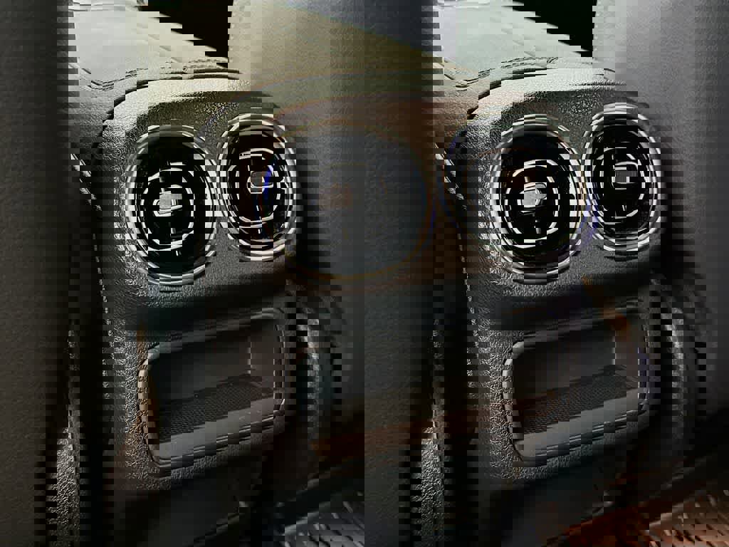 Used 2024 Mercedes-Benz GLC 300 4MATIC image 16