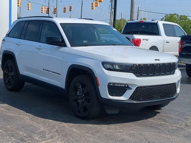 Used 2023 Jeep Grand Cherokee Limited w/ Luxury Tech Group II AWD/4WD image 2