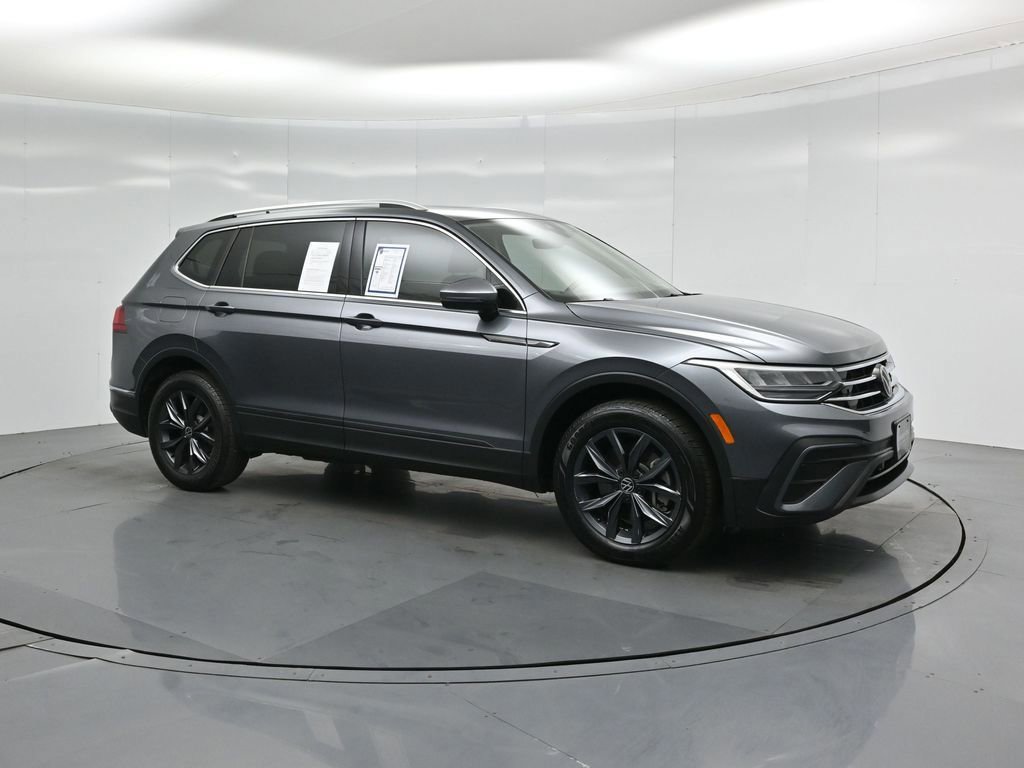 Used 2023 Volkswagen Tiguan SE w/ Panoramic Sunroof Package image 3