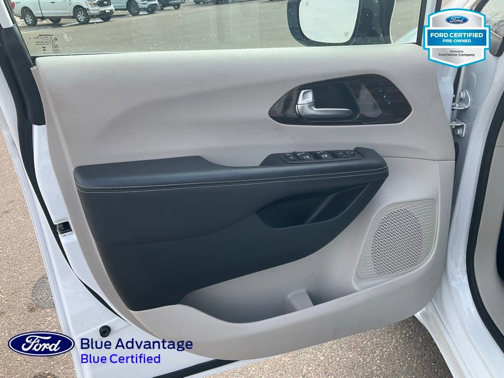Used 2024 Chrysler Pacifica Limited image 18