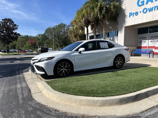 Used 2021 Toyota Camry SE w/ Convenience Package FWD image 11