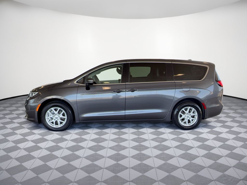 Used 2023 Chrysler Pacifica Touring-L FWD image 2