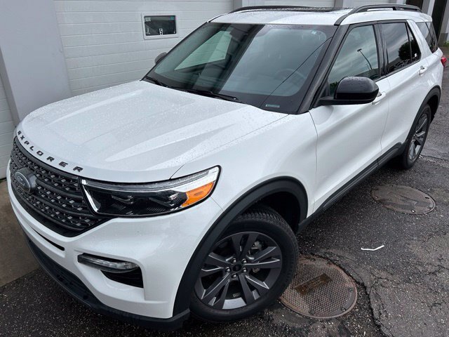 Certified 2022 Ford Explorer XLT w/ Equipment Group 202A AWD/4WD image 1