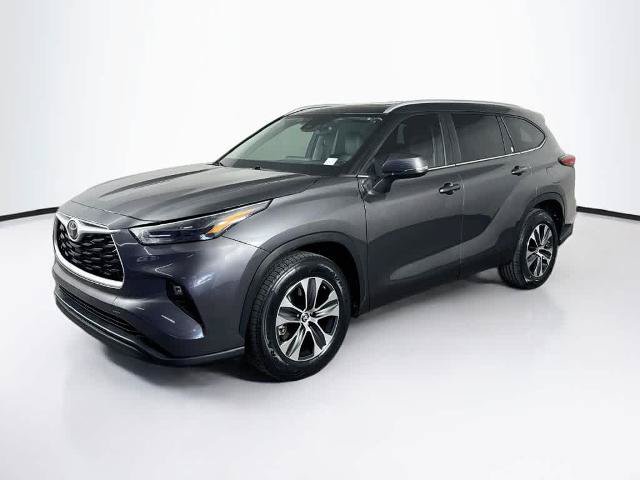 Used 2023 Toyota Highlander XLE FWD image 1
