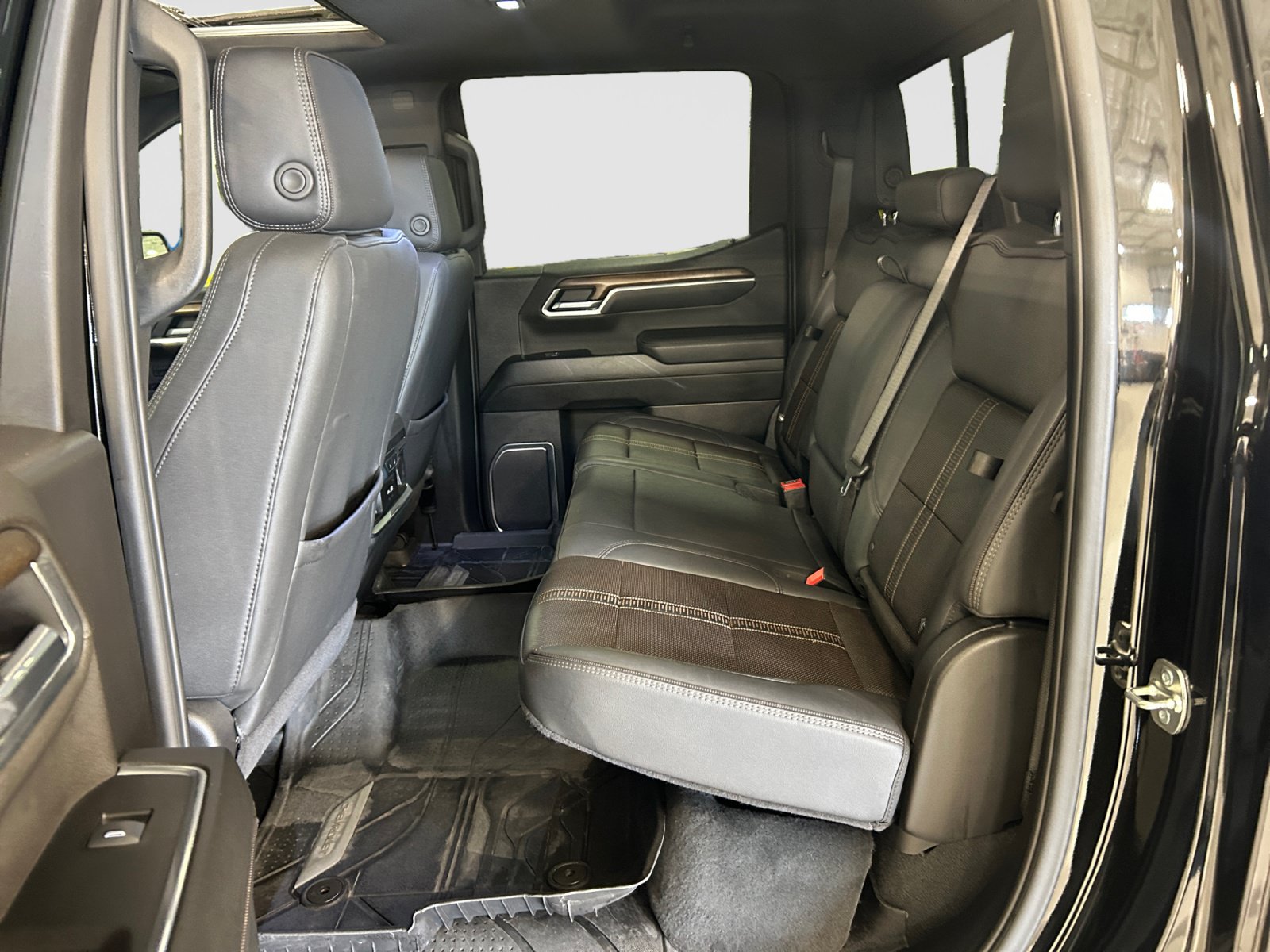 Used 2025 Chevrolet Silverado 1500 High Country w/ High Country Premium Package AWD/4WD image 21