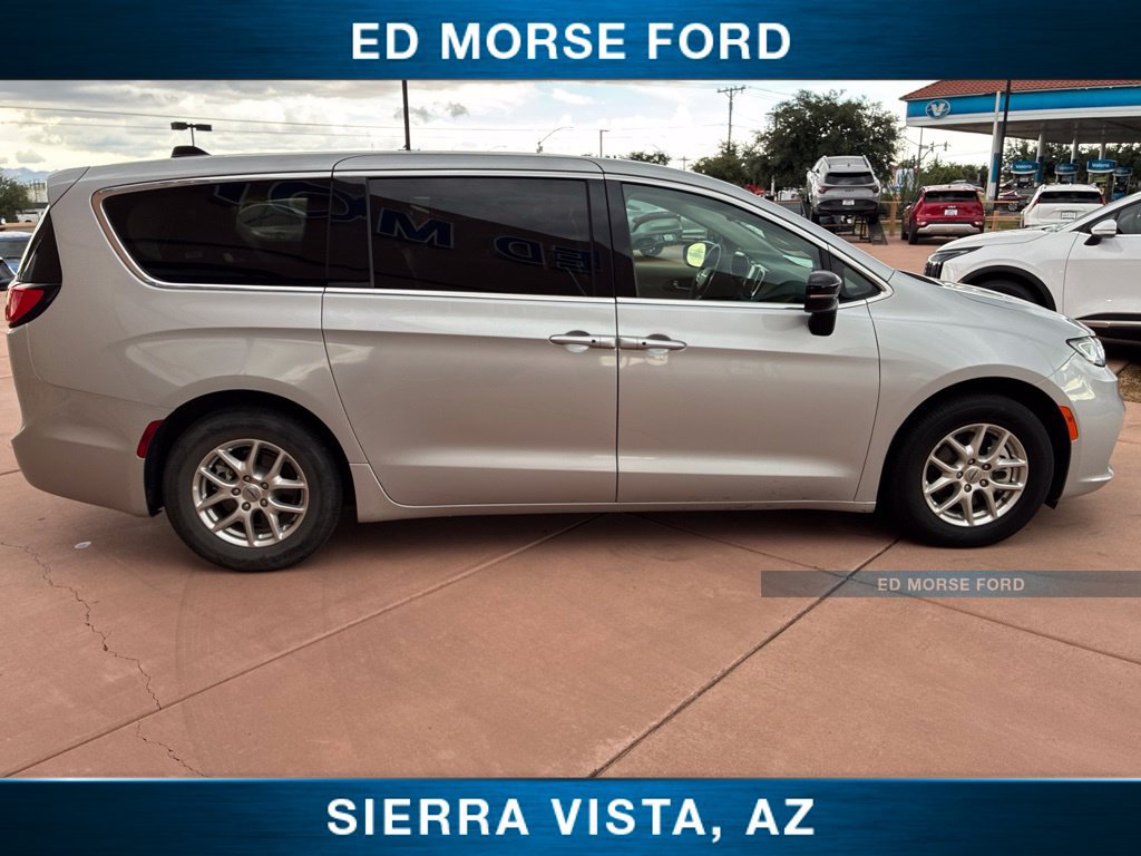 Used 2024 Chrysler Pacifica Touring-L FWD image 10