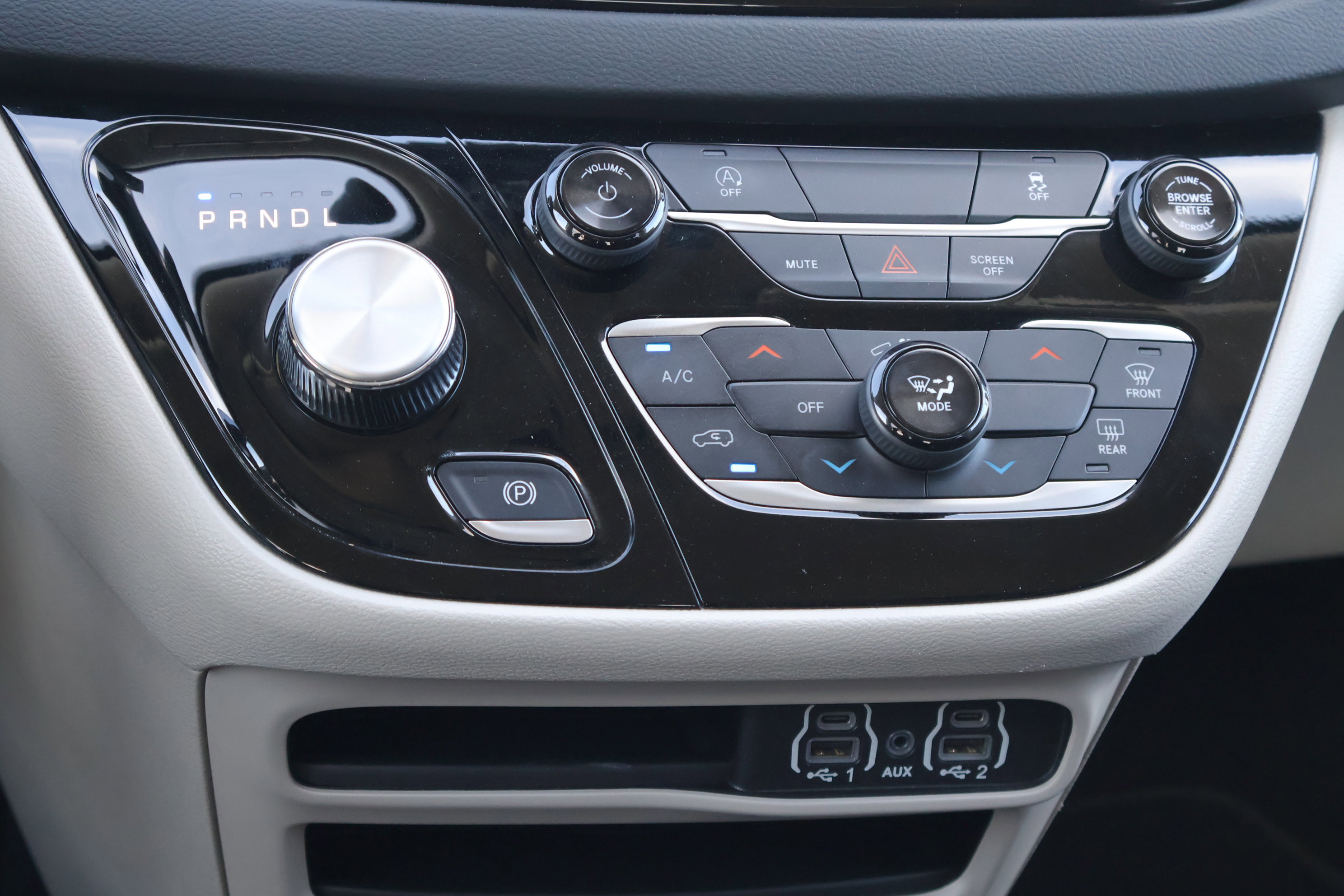 Used 2024 Chrysler Voyager LX image 25