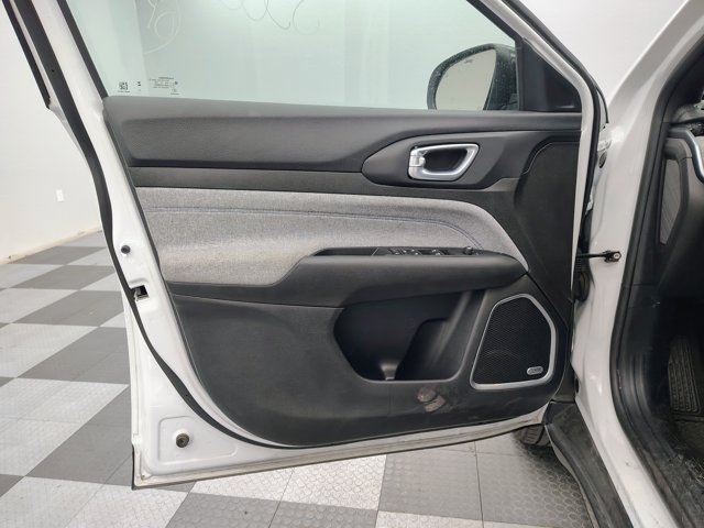 Used 2025 Jeep Compass Latitude w/ Sun & Sound Group AWD/4WD image 9