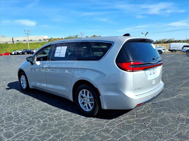 Used 2024 Chrysler Pacifica Touring-L image 3