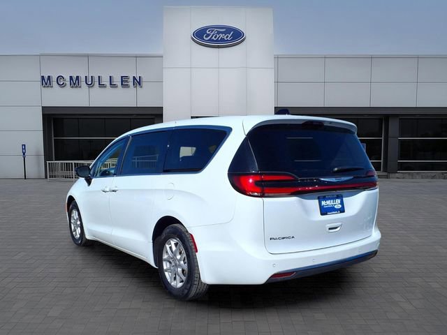 Used 2024 Chrysler Pacifica Touring-L image 4