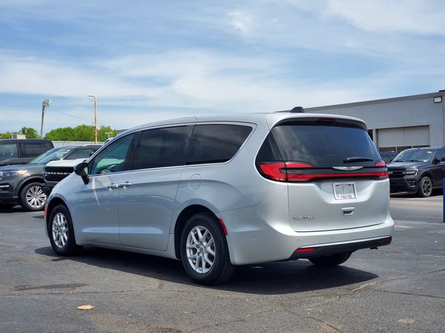 Used 2023 Chrysler Pacifica Touring-L FWD image 4