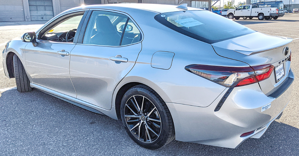 Used 2021 Toyota Camry SE w/ Blackout Package (TMS) FWD image 4