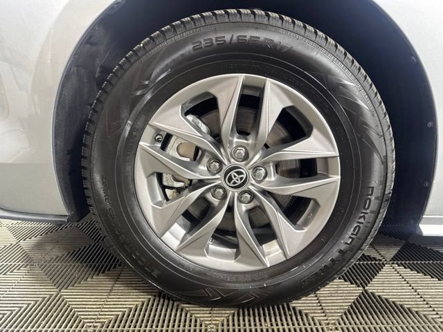 Used 2024 Toyota Sienna LE AWD/4WD image 10