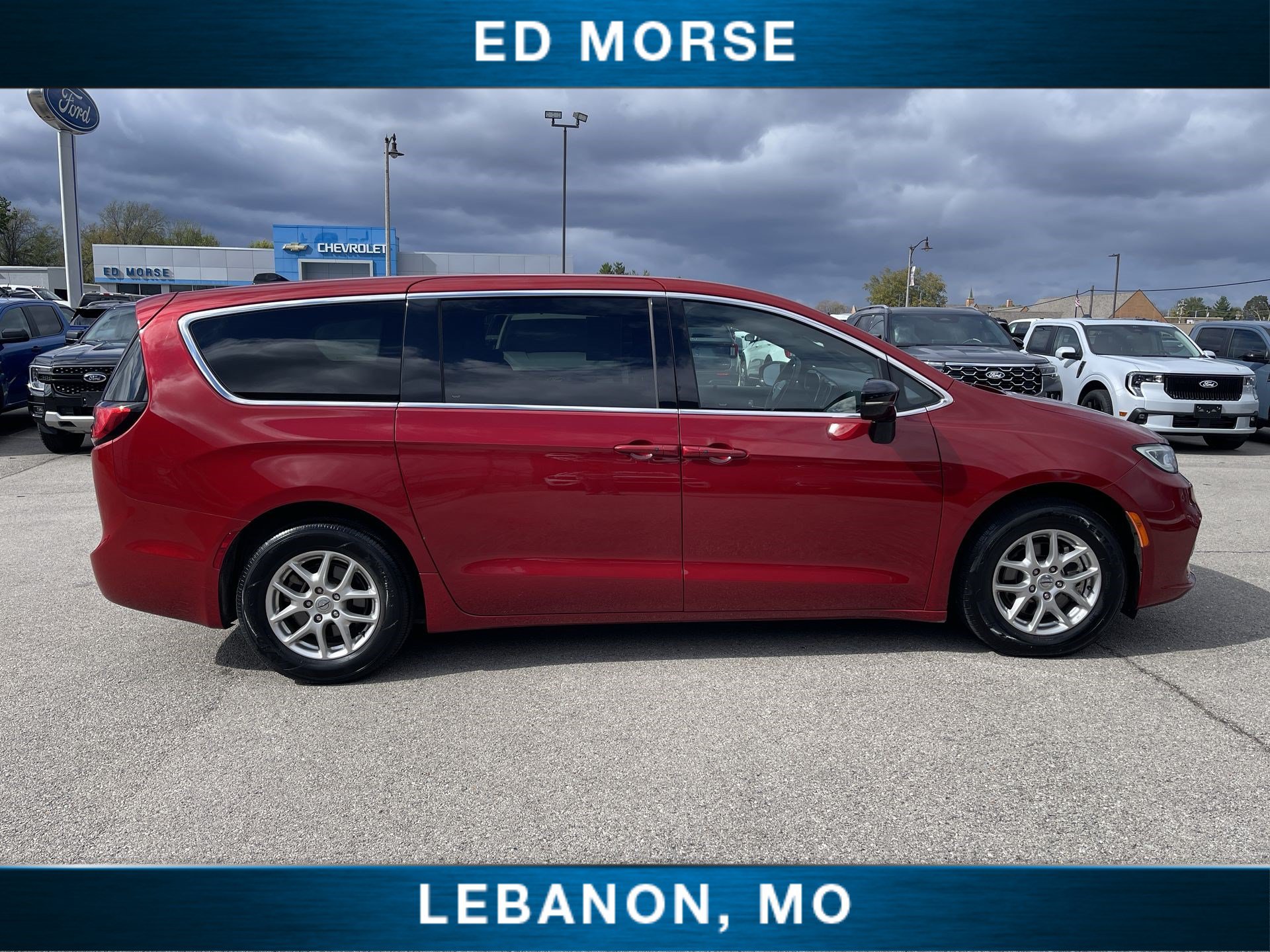 Used 2025 Chrysler Pacifica Select FWD image 9