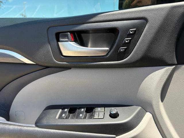 Used 2019 Toyota Highlander Limited FWD image 16