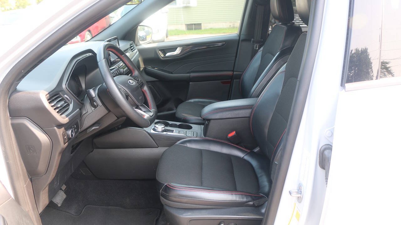 Certified 2025 Ford Escape ST-Line Select AWD/4WD image 29