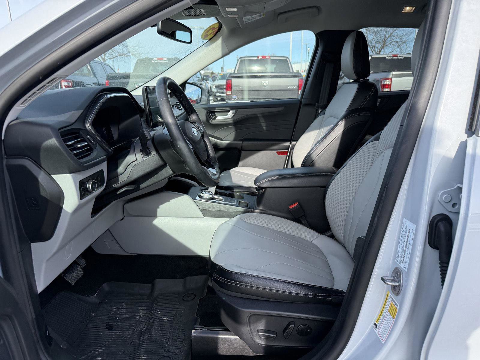 Certified 2025 Ford Escape SE w/ PHEV Premium Package image 9