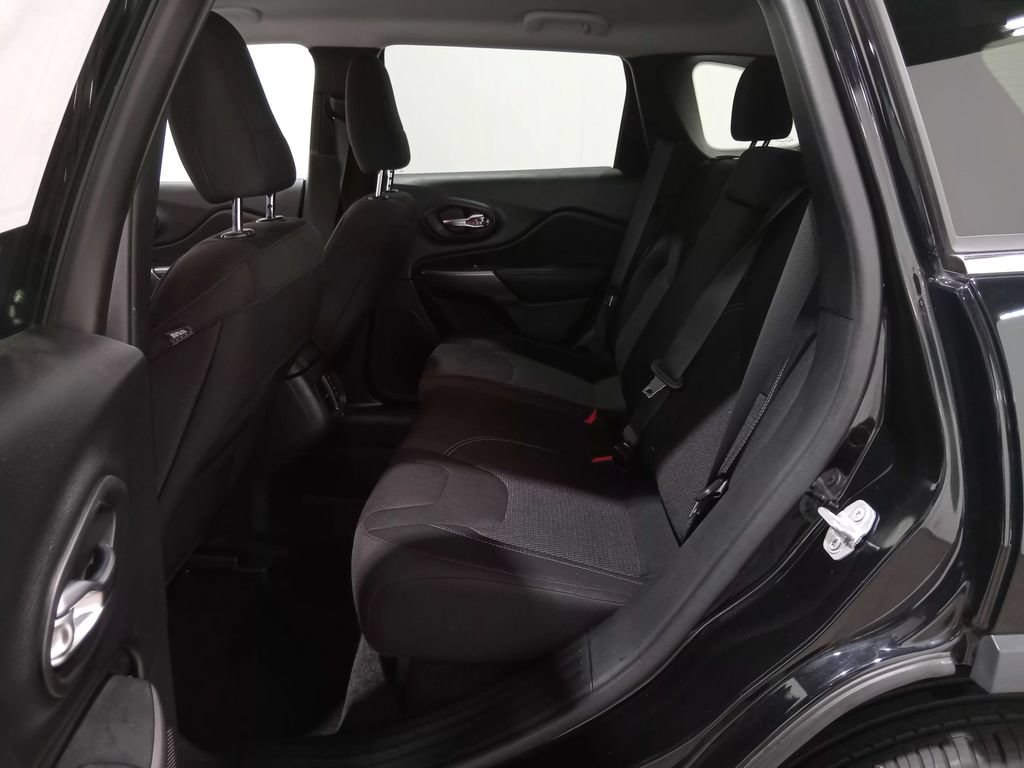 Used 2019 Jeep Cherokee Latitude w/ Cold Weather Group FWD image 13
