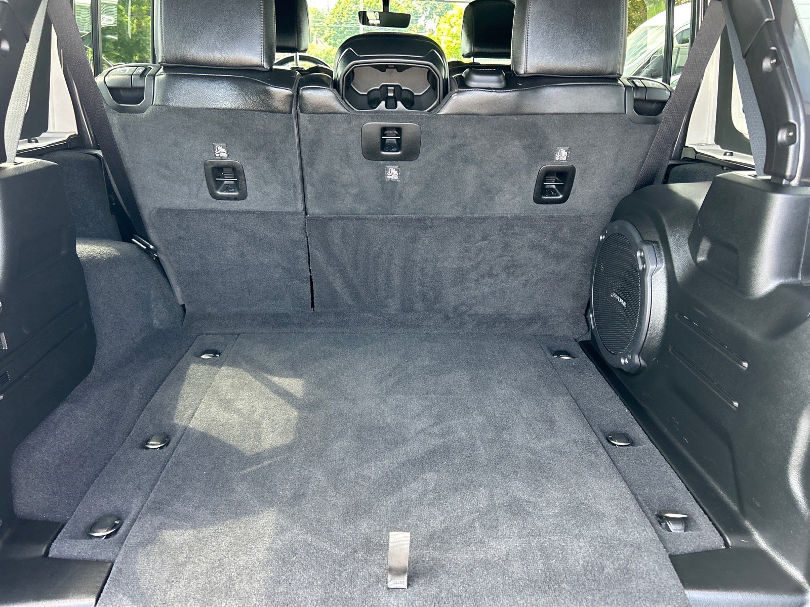 Used 2022 Jeep Wrangler Unlimited Sahara w/ Cold Weather Group AWD/4WD image 15