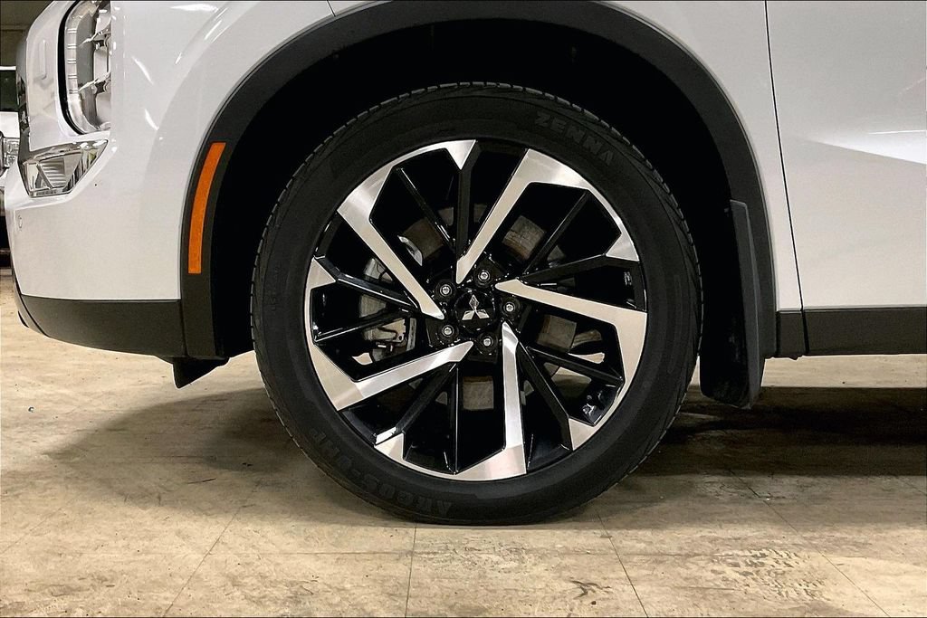 Used 2023 Mitsubishi Outlander SE AWD/4WD image 9