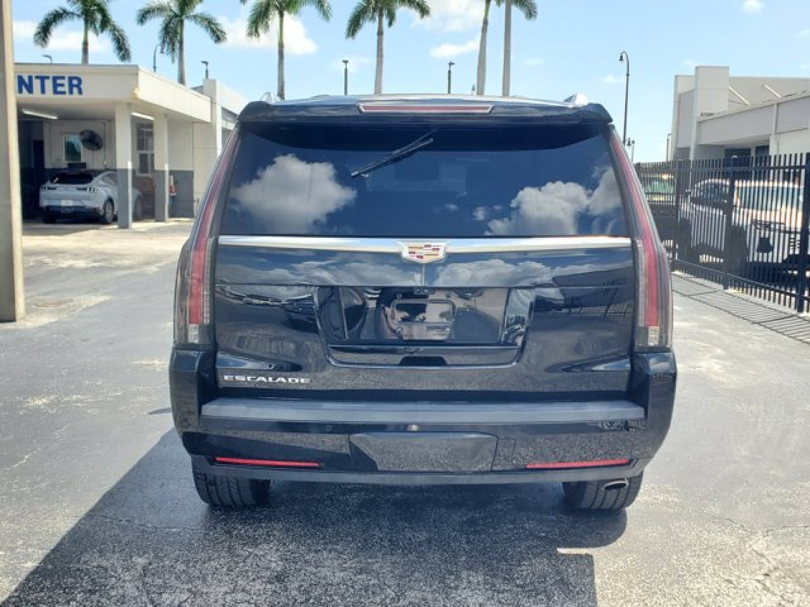 Used 2018 Cadillac Escalade Platinum RWD image 6