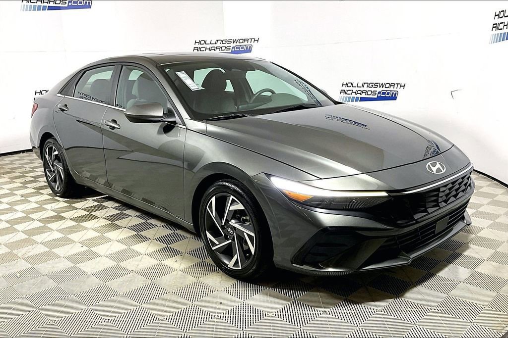 Used 2025 Hyundai Elantra SEL image 3