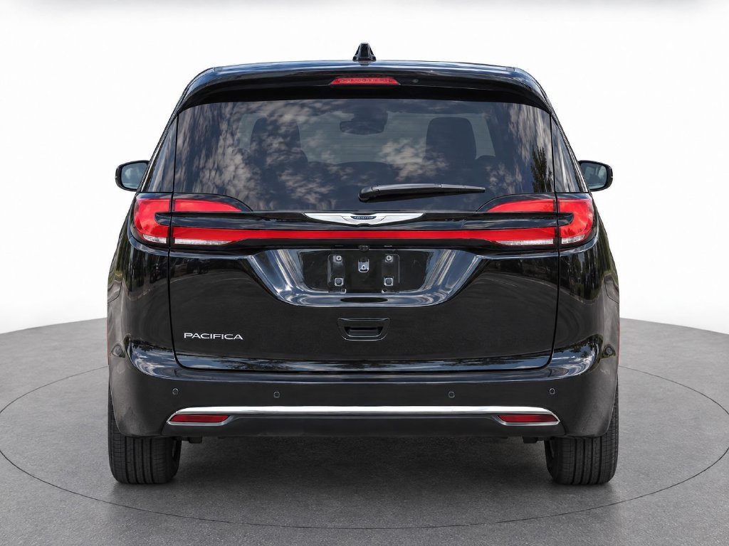 Used 2025 Chrysler Pacifica Select FWD image 6