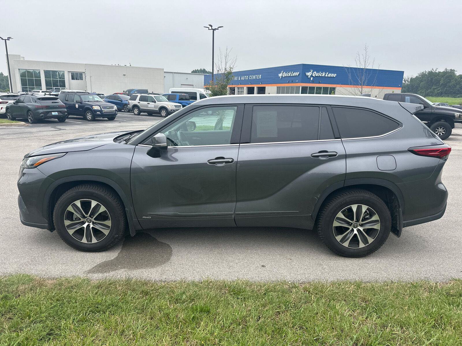 Used 2022 Toyota Highlander XLE AWD/4WD image 11