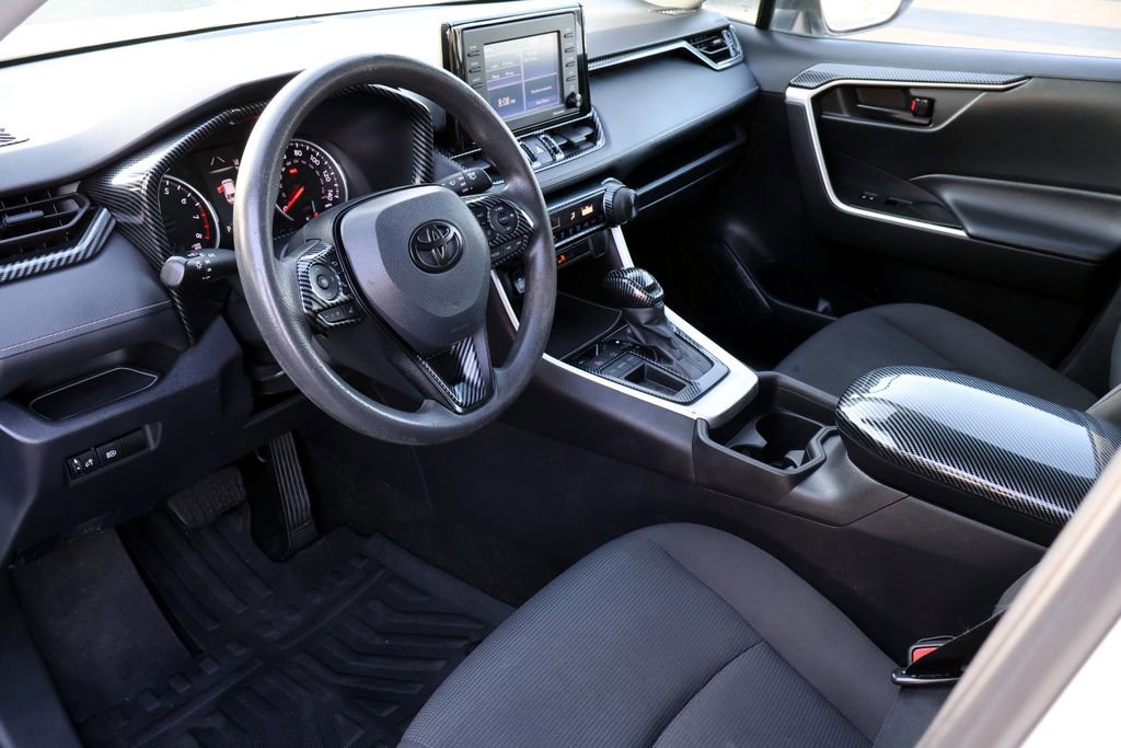 Used 2021 Toyota RAV4 LE FWD image 4