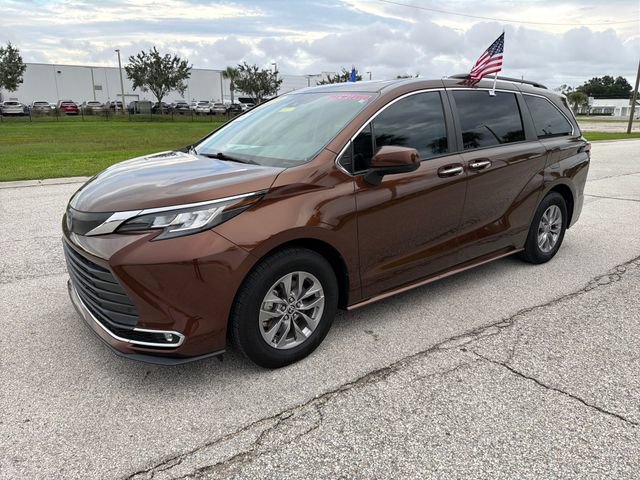 Used 2022 Toyota Sienna XLE FWD image 3