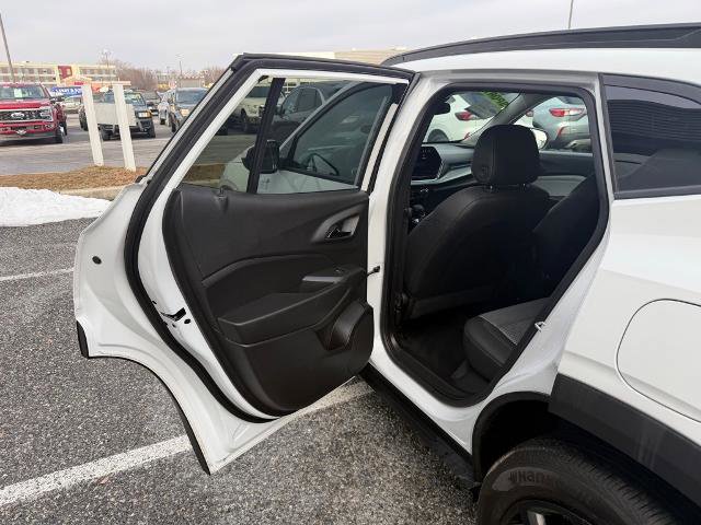 Used 2025 Chevrolet Trax LT w/ LT Convenience Package image 12